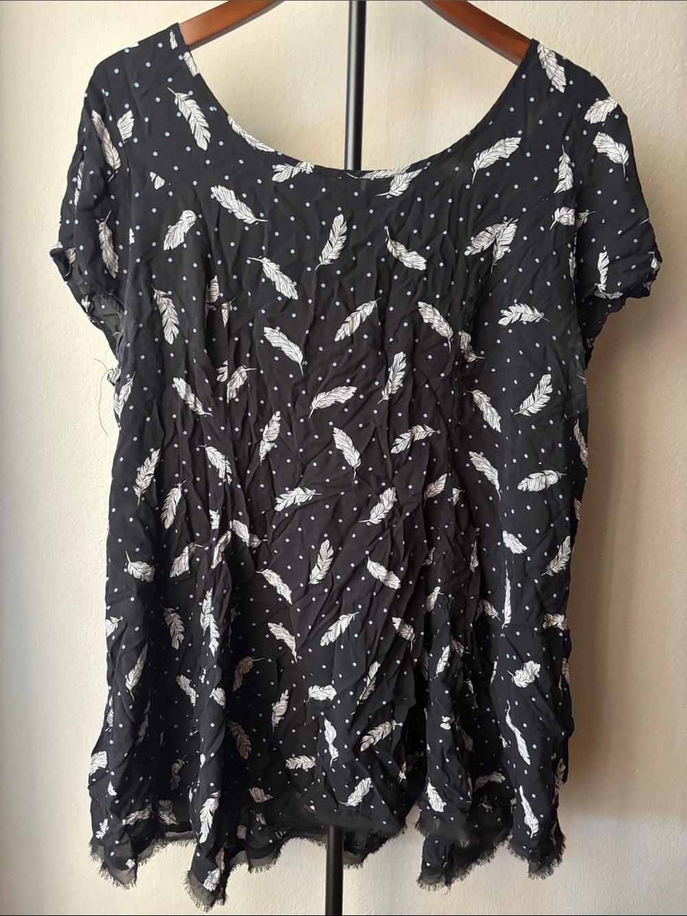 Torrid Black Feather Print Short Sleeve / tank Women's Top